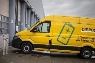 La Poste et la coopérative fenaco prévoient de créer un réseau de 150 sites de recharge rapide pour véhicules électriques (archives).